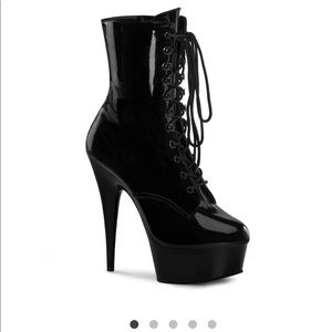 Size 7 (usually an 8 so you may have to go down a size) Black latex pleasers,NWT